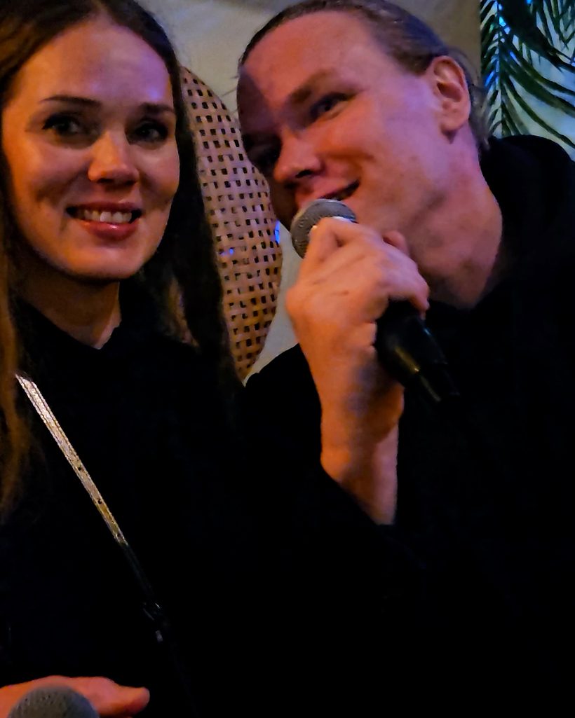 Tapiot Duo hymyilee yleisölle kesken kappaleen
