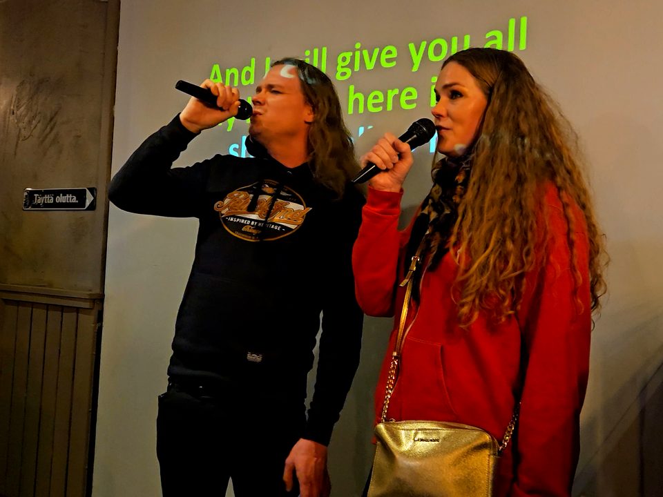 Tapiot Duo laulaa kertosäettä