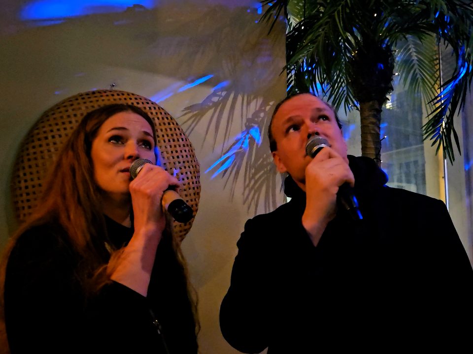 Tapiot Duo laulaa duettoa lähekkäin