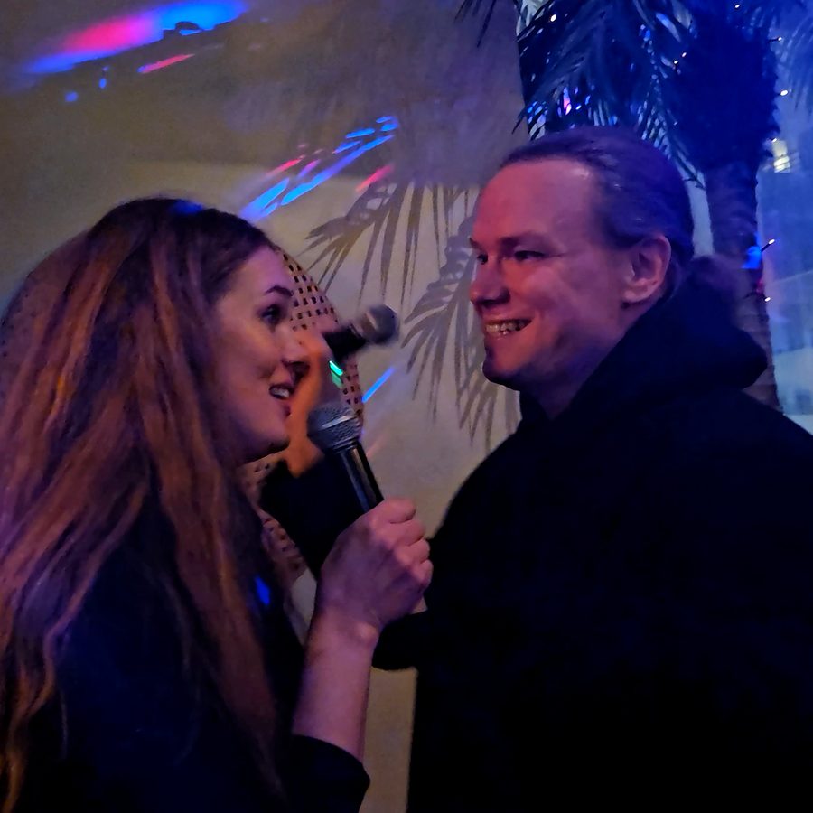 Tapiot Duo hymyilee kesken duetin sinisissä valoissa